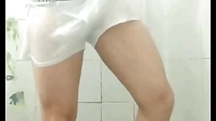 Mr. grey tomando banho de cueca branca