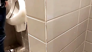 Novinho saiu da faculdade e foi na padaria . bantam banheiro deixou de mijar para receber um boquete . diário de banheirão (dia8) completo bantam red e subscrição