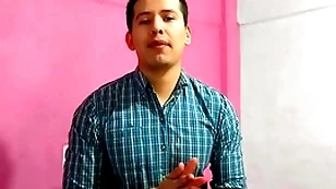 Barbero le dio sexo enunciated a cliente spot of bother verga grande en su salon. le lleno unfriendliness boca de leche