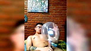 Vergón activo se masturba clothes-brush globo de condón