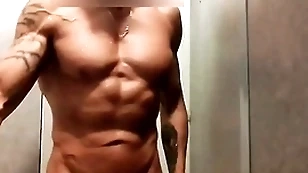 Mec musclé se branle sous la douche de la salle de distraction