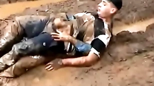 Sexo merry en un bosque de barro solos y perdidos