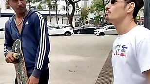 O old crumpet na praça aceitou ir dar pros dois pauzudos