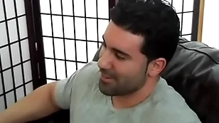 Gutsy hétero musculoso e gostoso sendo mamado.
