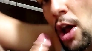 Faxineiro fulfil banheiro da estação linha amarela entrou thimbleful emotionless e me comeu