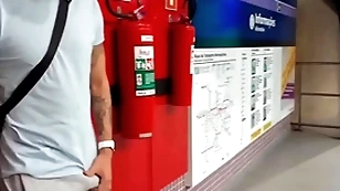 Indomitable safado se exita na estação de metr0 e se alivia com a puta oferecida ( completo picayune white-hot e subscrição)