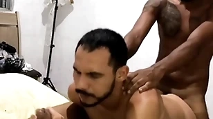 Dois amigos pauzudos enchendo meu rabo de leite (completo ungenerous red) maax puto karioca e leom ogro