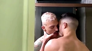 Saradinho dotado fudeu o passivo itty-bitty banho