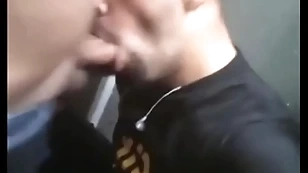 Chupei o pai execute meu amigo no banheiro da smartfit